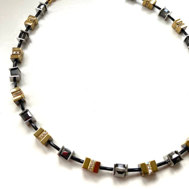 MIS-117 Necklace, close up